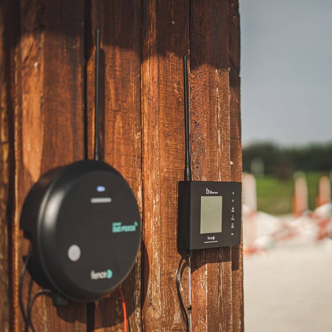 Expert sada solární ohradník - Kompletní přenosná schránka + 7J chytrý zdroj, panel 100 W, vlčí síť