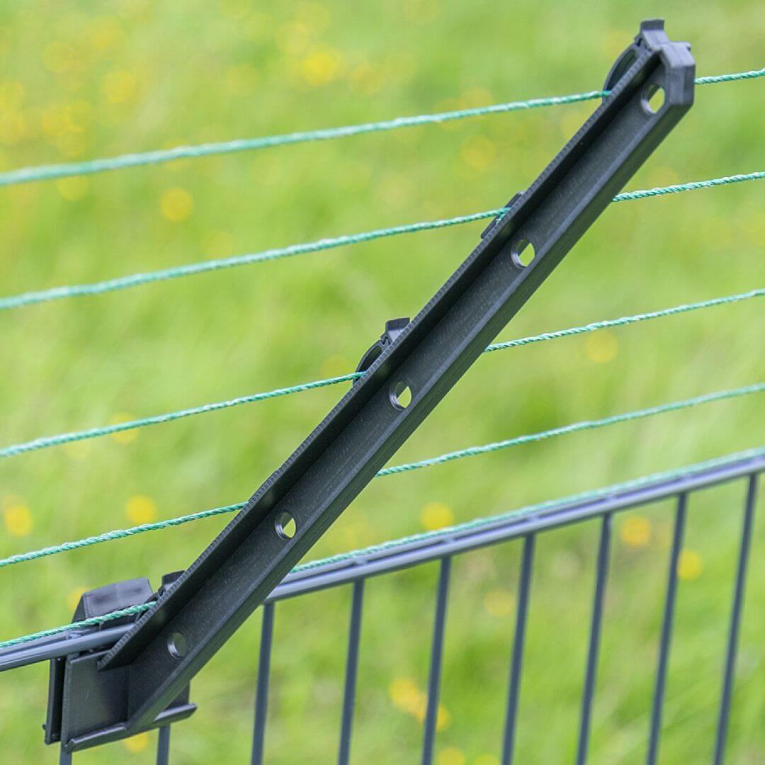 Izolátor elektrického ohradníku na plot s ochranou proti přelézání škůdců, délka ramena 40 cm