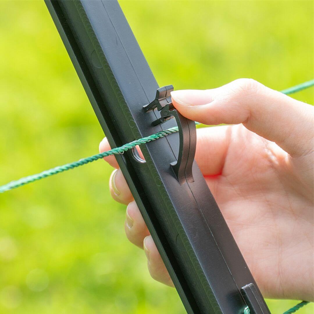 Izolátor elektrického ohradníku na plot s ochranou proti přelézání škůdců, délka ramena 40 cm