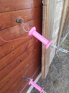 Branka elektrického ohradníku s růžovou rukojetí