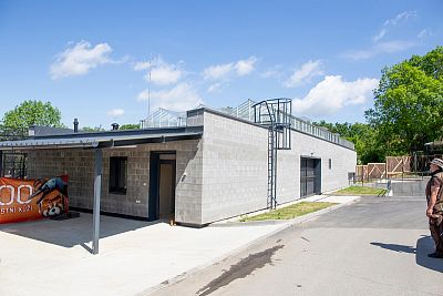 Budova s vnitřním zázemím pro jaguáry