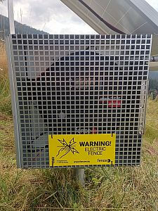 Cedulka fencee - pozor elektrický ohradník nesmí chybět