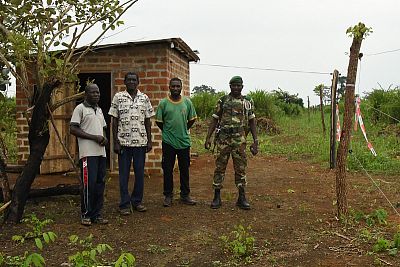 Cihlový přístřešek s umístěným chytrým generátorem fencee energy DUO RF EDX150