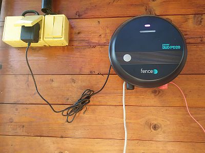 Generátor fencee připevněný pomocí DIN lišty na dřevěnou stěnu