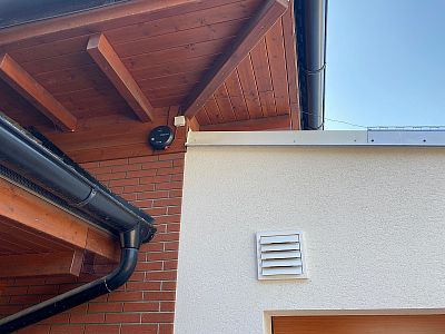 Generátor power DUO RF PDX10 umístěný v blízkosti střechy