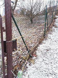 Ohradníková páska natažená ve třech výškách