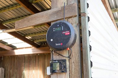 Ovládací gateway a chytrý zdroj ohradníku