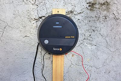 Připevněný zdroj pro elektrický ohradník fencee power P40 - detail na zdi