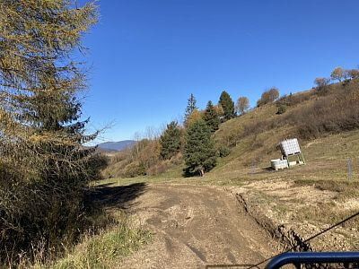 RF generátor fencee v kopcovitém terénu