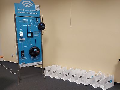 Stojan s prvky moderní chytré farmy