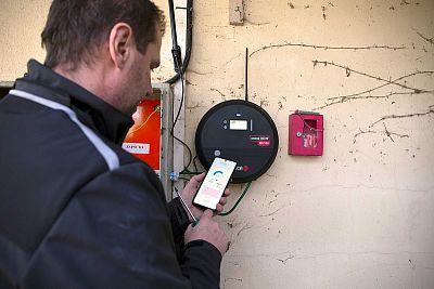 Technik páruje chytrá zařízení fencee