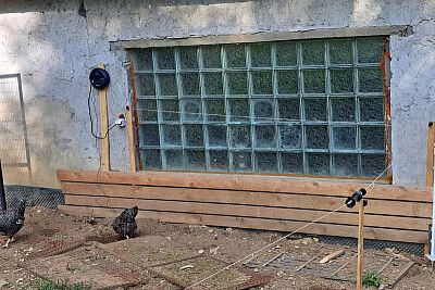 V zahradě umístěný síťový generátor P40