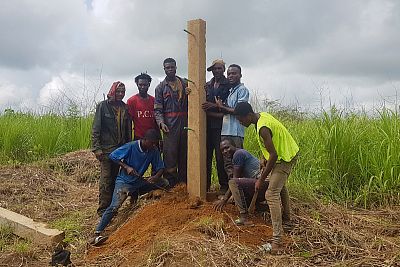 Vkládání betonových sloupů elektrické ohrady