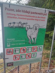 Výstražné informující cedule - zákaz vstupu do ohrady