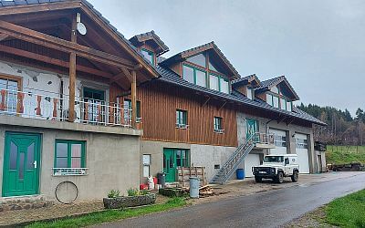 Zázemí farmy v Muckově