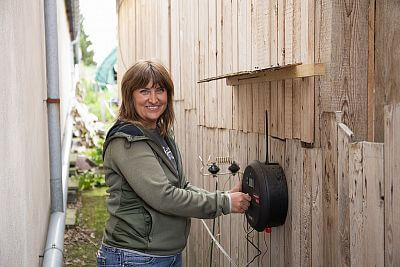 Zdeňka Pohlreich u svého generátoru elektrického ohradníku fencee